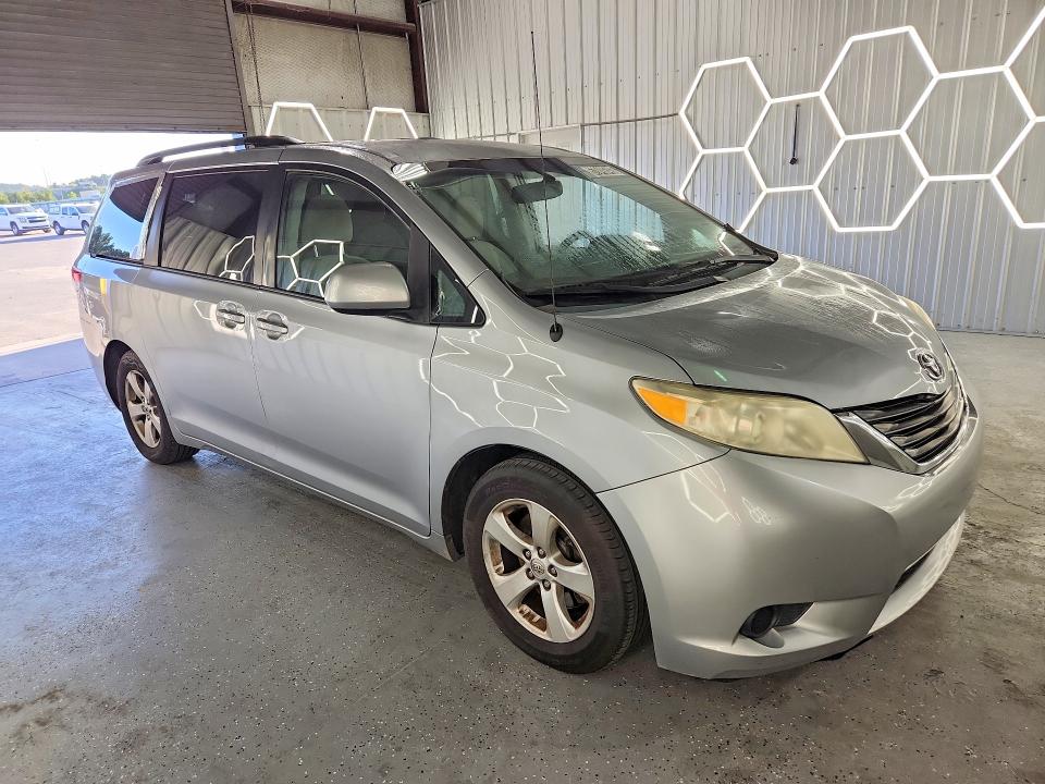 Photo 4 from auction – 2014 TOYOTA SIENNA with VIN 5TDKK3DC9ES464689