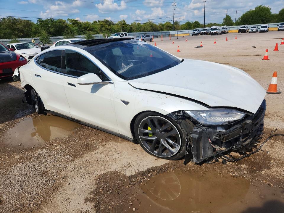 Снимка 4 от търг – 2015 TESLA MODEL S с VIN 5YJSA1S25FF096082