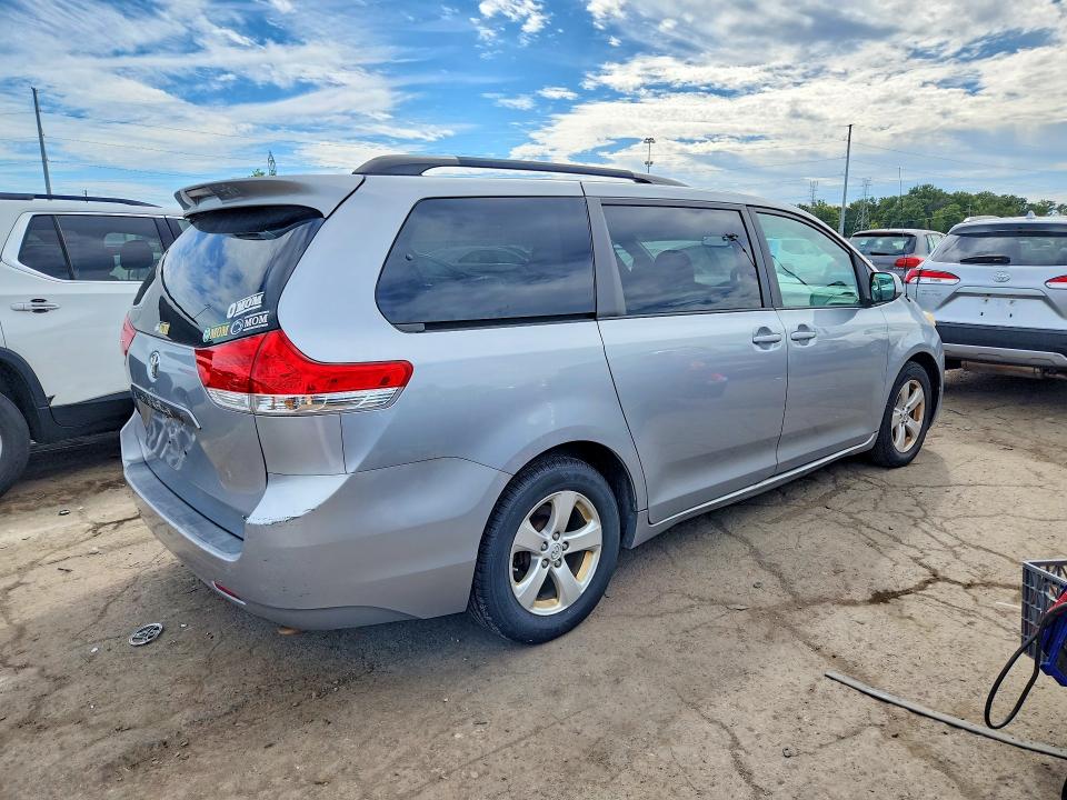 صورة رقم 3 من المزاد - 2014 TOYOTA SIENNA مع VIN 5TDKK3DC4ES508498