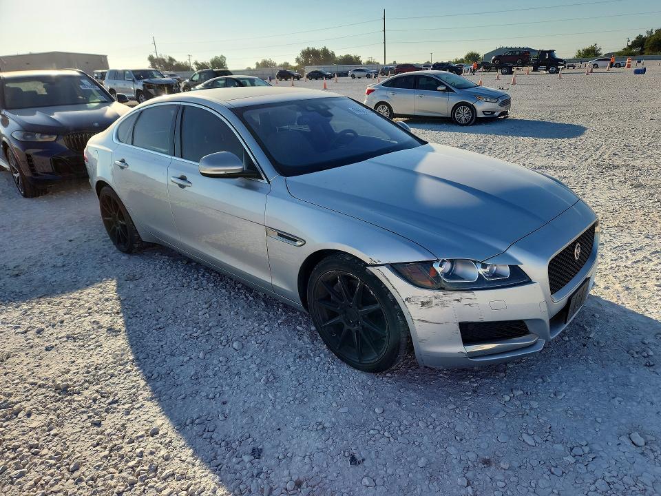 Zdjęcie 4 z aukcji – 2017 JAGUAR XF z VIN SAJBD4BV3HCY46888
