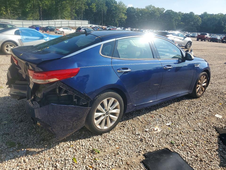 Photo 3 from auction – 2017 KIA OPTIMA with VIN 5XXGU4L37HG152075