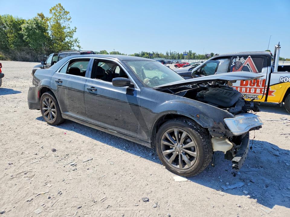 Photo 4 from auction – 2015 CHRYSLER 300 with VIN 2C3CCARG8FH842376