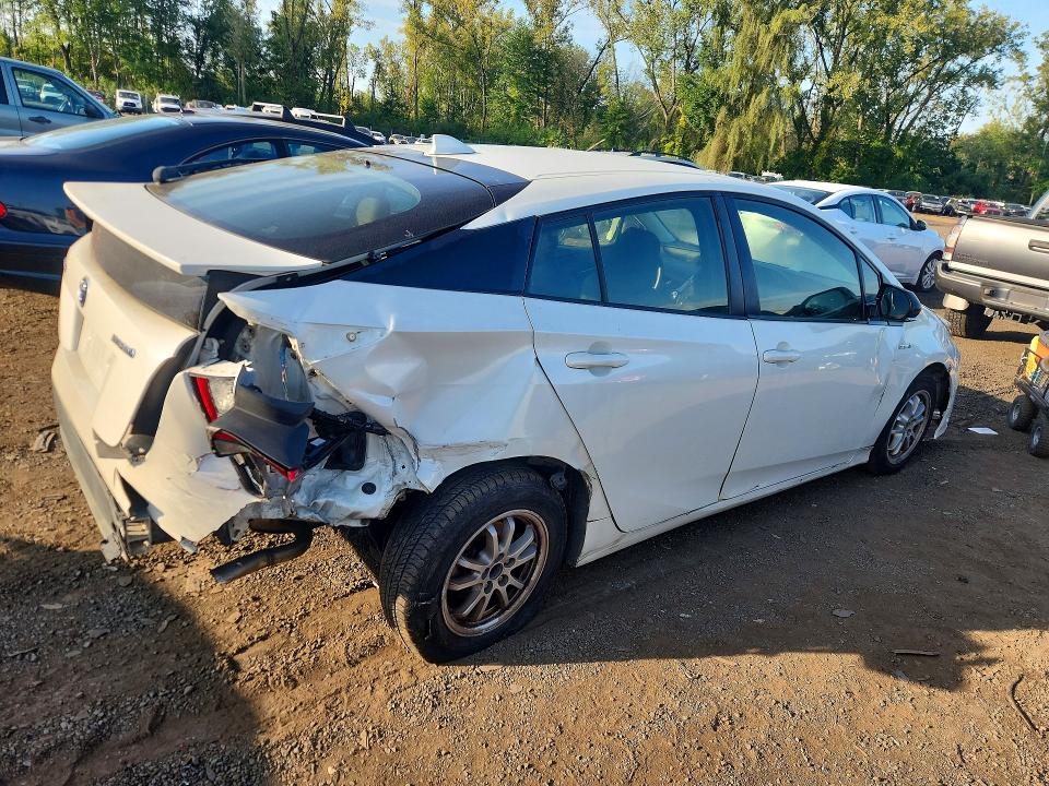 Photo 3 from auction – 2016 TOYOTA PRIUS with VIN JTDKBRFU3G3009883
