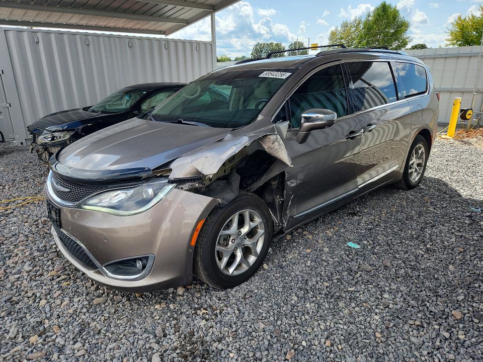 CHRYSLER PACIFICA 2018 with VIN 2C4RC1GG1JR105905 - Photo from auction