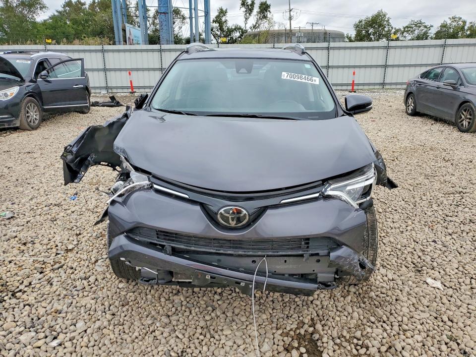 Снимка 5 от търг – 2018 TOYOTA RAV4 с VIN JTMDFREV1JJ219084