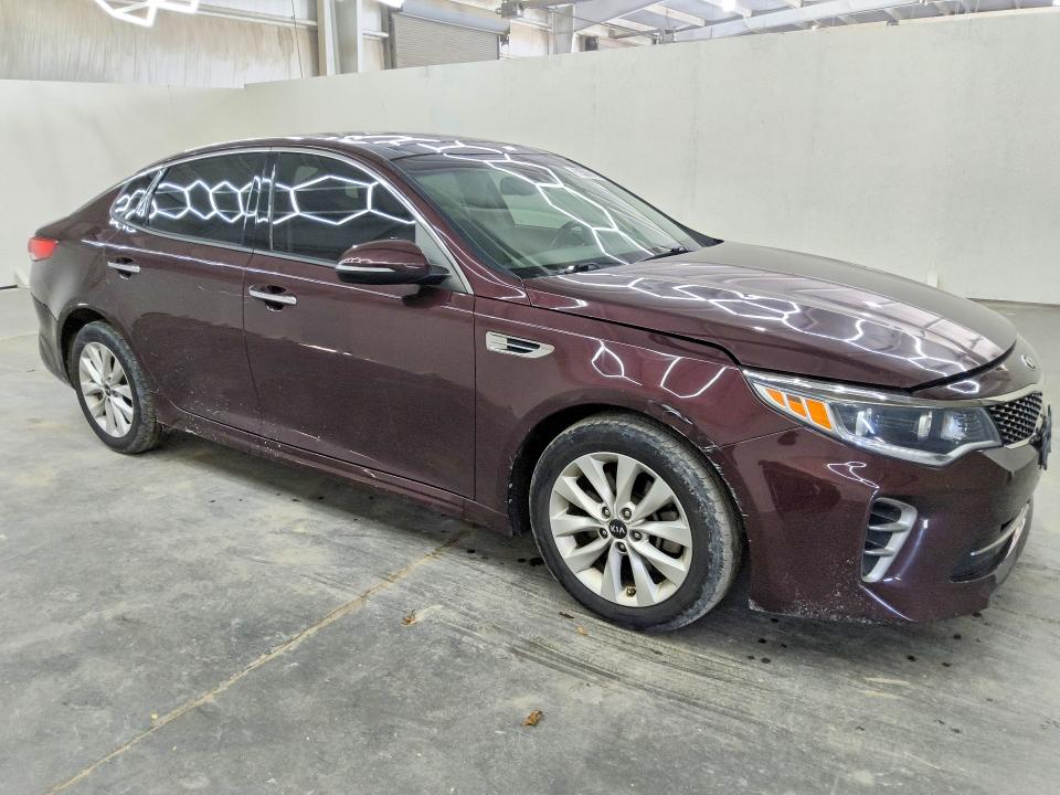 Photo 4 from auction – 2017 KIA OPTIMA with VIN 5XXGU4L38HG166227