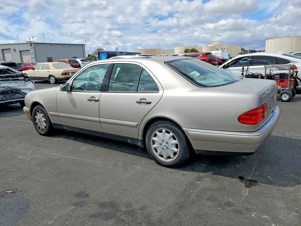Photo 2 from auction – 1998 MERCEDES-BENZ E with VIN WDBJF65F0WA459114