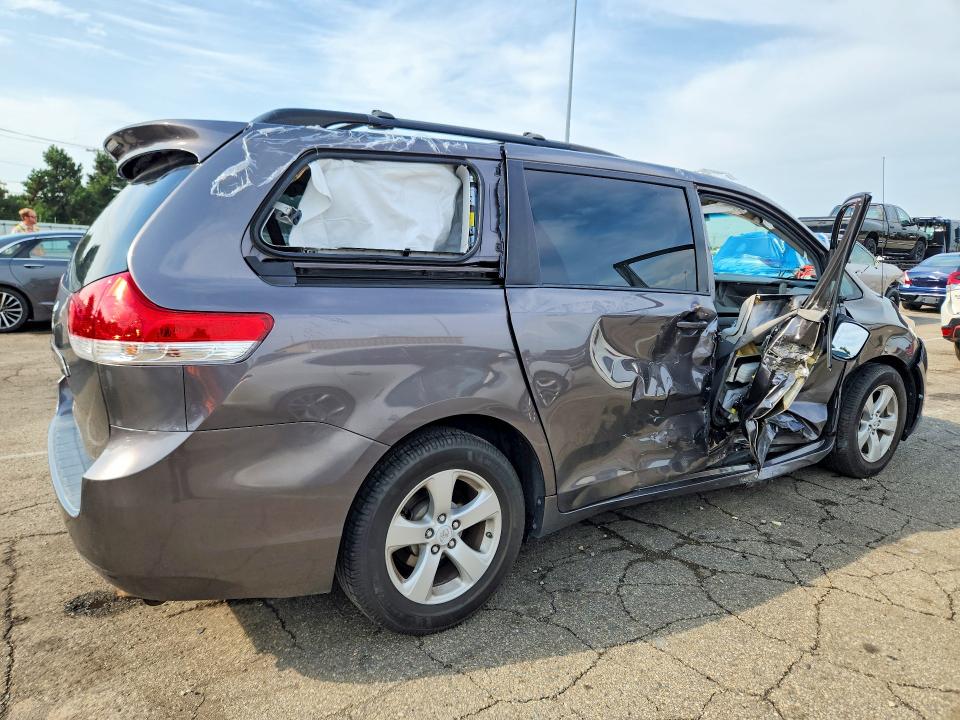 Photo 3 from auction – 2012 TOYOTA SIENNA with VIN 5TDKK3DC1CS241513