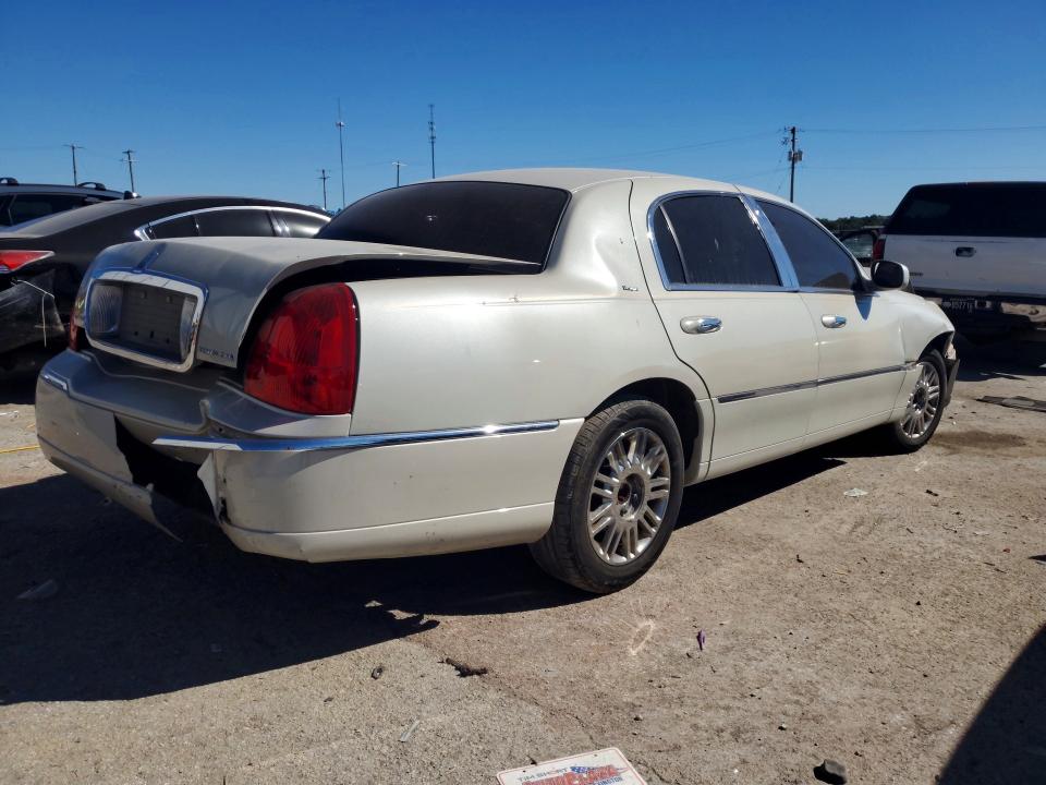 Photo 3 from auction – 2006 LINCOLN TOWN CAR with VIN 1LNHM83VX6Y651252