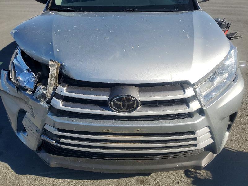Снимка 11 от търг – 2018 TOYOTA HIGHLANDER с VIN 5TDZZRFH0JS248021