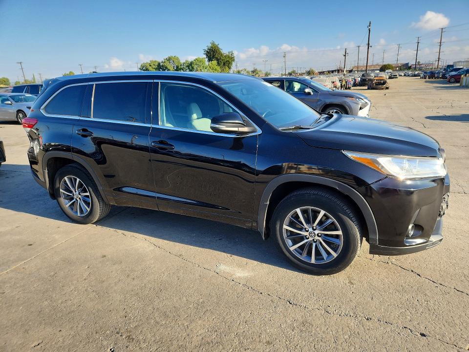 Photo 4 from auction – 2018 TOYOTA HIGHLANDER with VIN 5TDJZRFH4JS843967