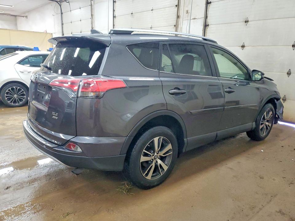 Снимка 3 от търг – 2017 TOYOTA RAV4 с VIN JTMRFREV9HJ124157