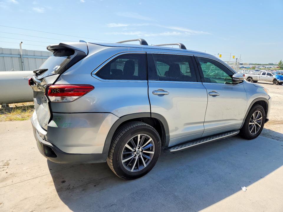 Снимка 3 от търг – 2018 TOYOTA HIGHLANDER с VIN 5TDKZRFH2JS271446