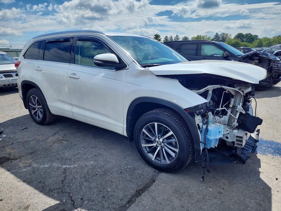 Photo 4 from auction – 2017 TOYOTA HIGHLANDER with VIN 5TDJZRFH2HS416314