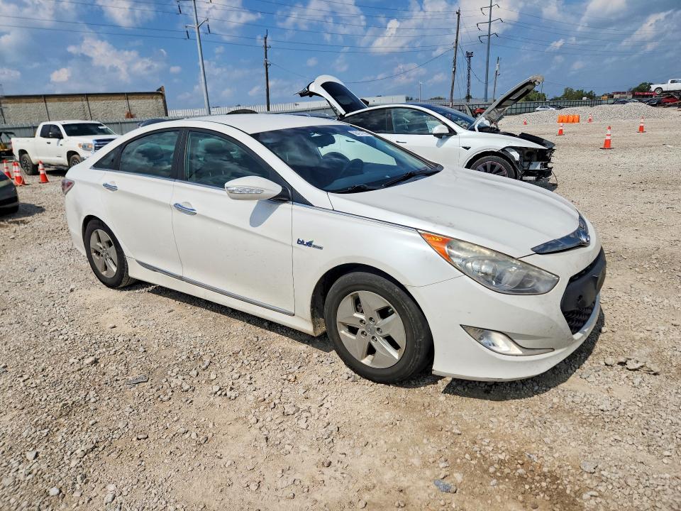 Photo 4 from auction – 2012 HYUNDAI SONATA with VIN KMHEC4A46CA038493