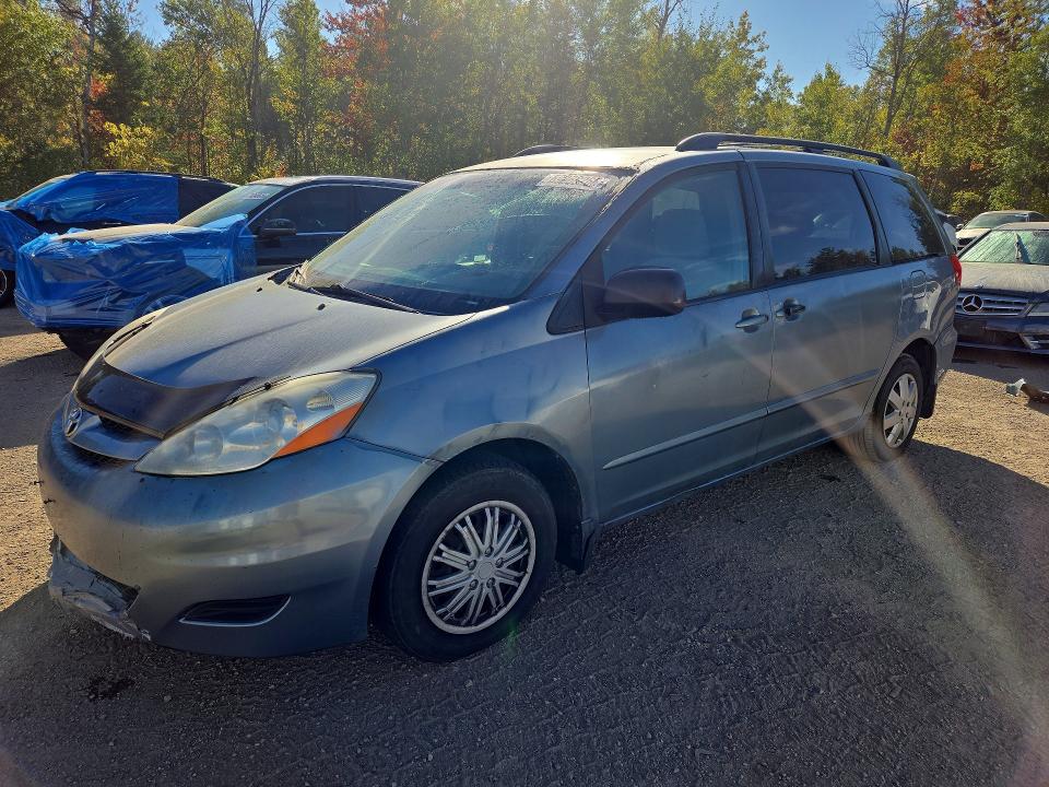 TOYOTA SIENNA 2010 с VIN 5TDZK4CC0AS302093 - Снимка от търг