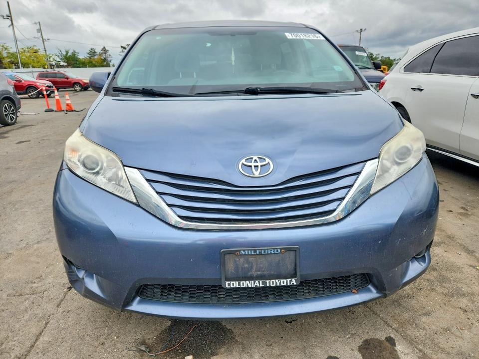 Снимка 5 от търг – 2017 TOYOTA SIENNA с VIN 5TDKZ3DC4HS776290