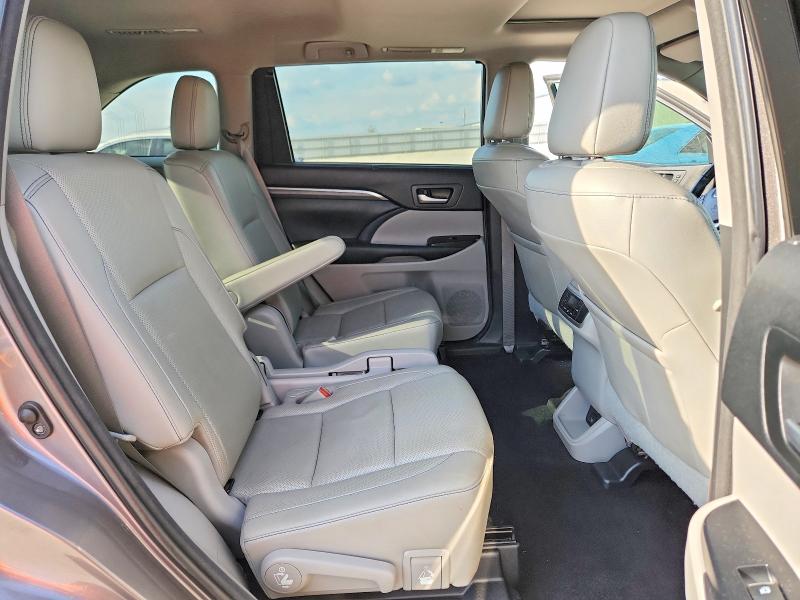 Photo 11 from auction – 2017 TOYOTA HIGHLANDER with VIN 5TDYZRFH1HS228110