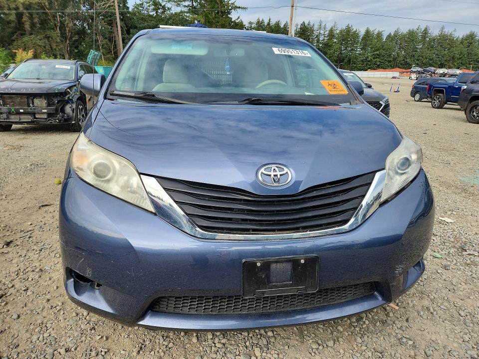 Снимка 5 от търг – 2014 TOYOTA SIENNA с VIN 5TDKK3DC9ES517536