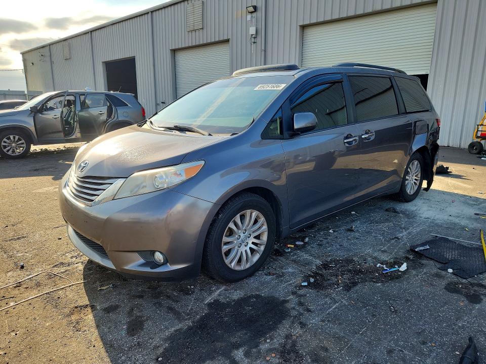 2017 TOYOTA SIENNA - Търг №69251686