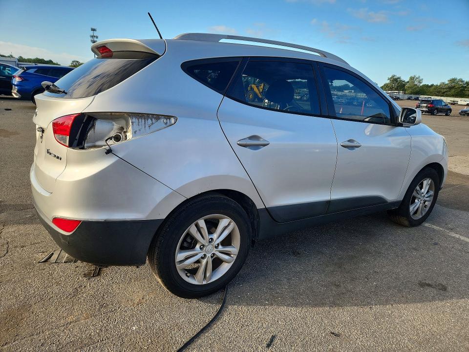 Photo 3 from auction – 2011 HYUNDAI TUCSON with VIN KM8JU3AC1BU198131