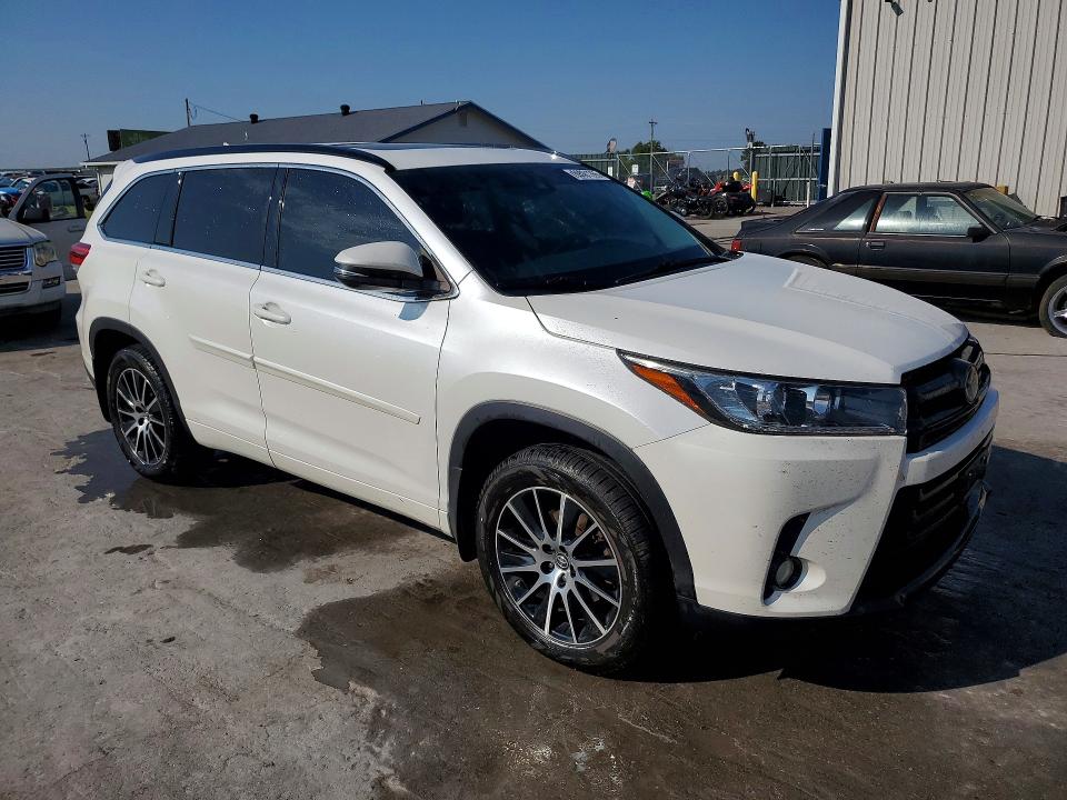 Photo 4 from auction – 2017 TOYOTA HIGHLANDER with VIN 5TDJZRFH8HS478199