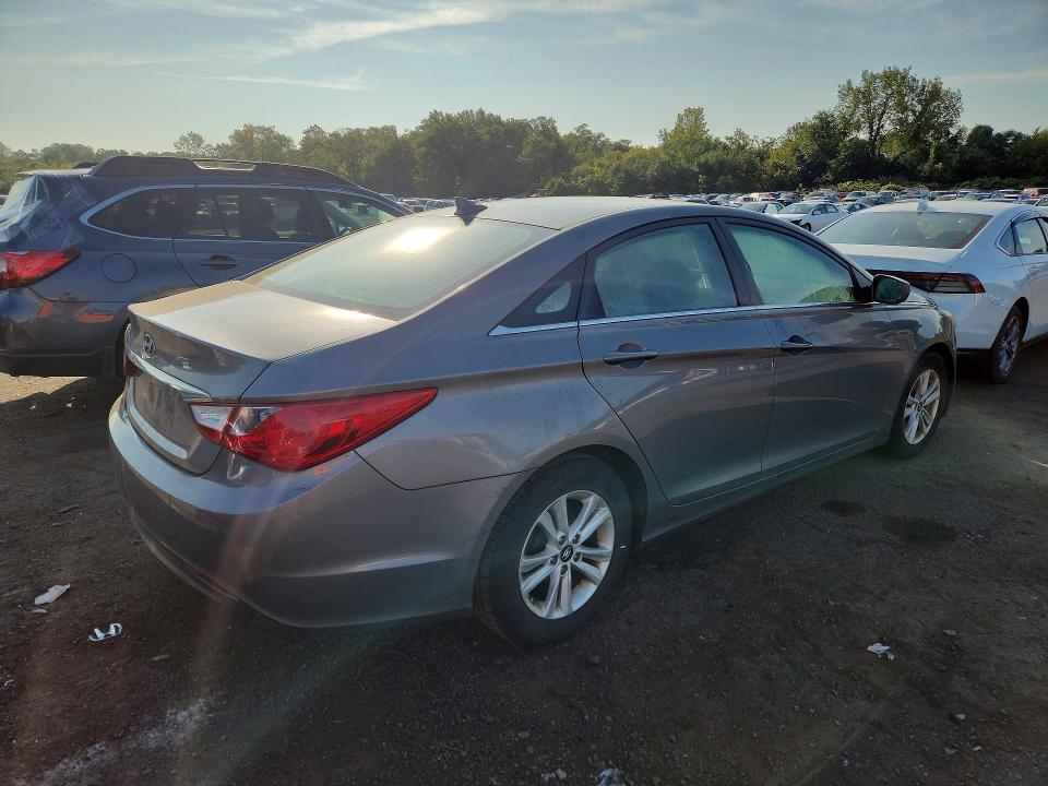 Photo 3 from auction – 2011 HYUNDAI SONATA with VIN 5NPEB4AC5BH245317