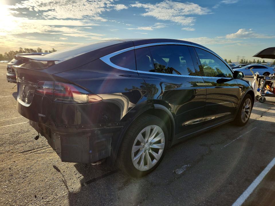 Снимка 3 от търг – 2017 TESLA MODEL X с VIN 5YJXCAE28HF060238