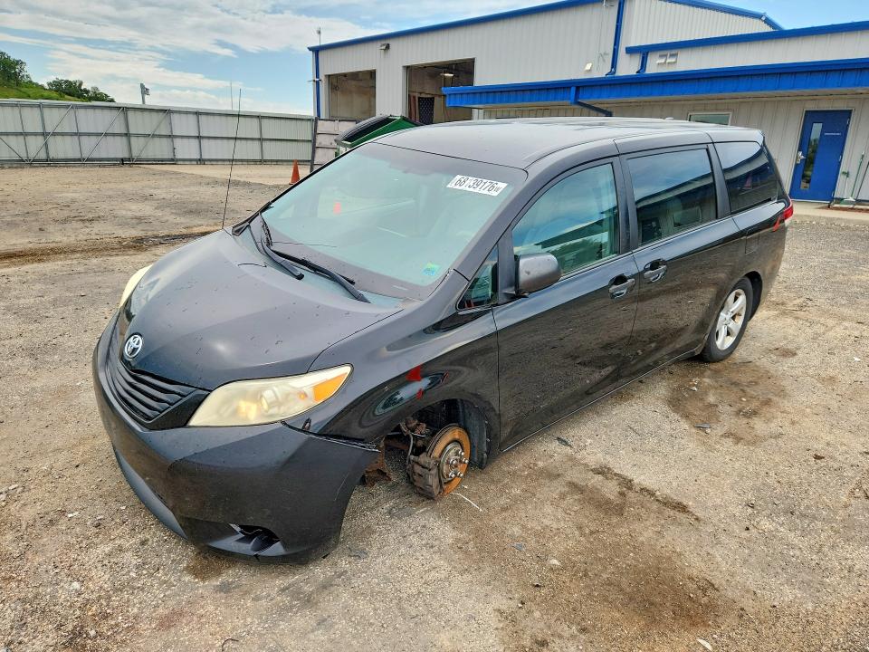 TOYOTA SIENNA 2011 с VIN 5TDKA3DC7BS003389 - Фото с аукциона