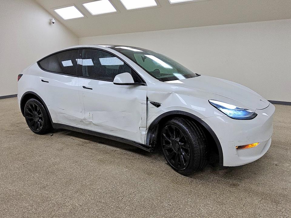 Photo 4 from auction – 2021 TESLA MODEL Y with VIN 5YJYGDEE8MF123823