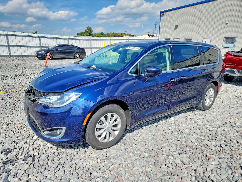 CHRYSLER PACIFICA 2018 with VIN 2C4RC1FG5JR212182 - Photo from auction