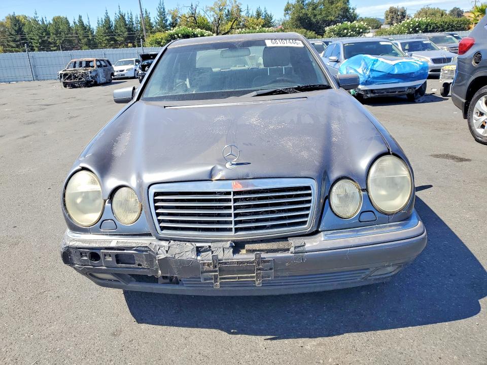 Photo 5 from auction – 1998 MERCEDES-BENZ E with VIN WDBJF70F6WA590268