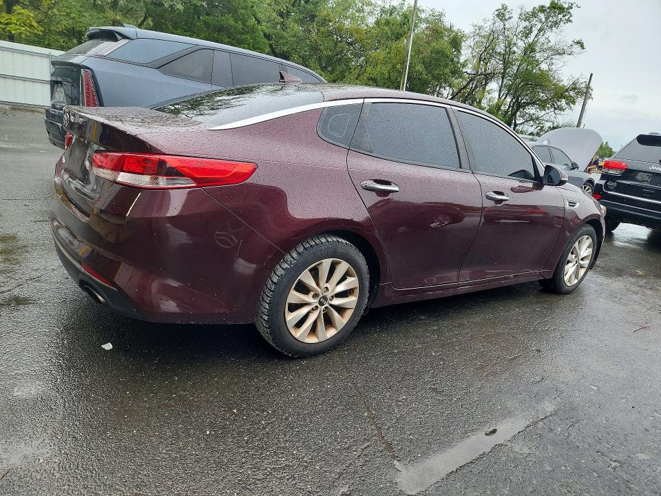 Photo 3 from auction – 2017 KIA OPTIMA with VIN 5XXGT4L33HG125071