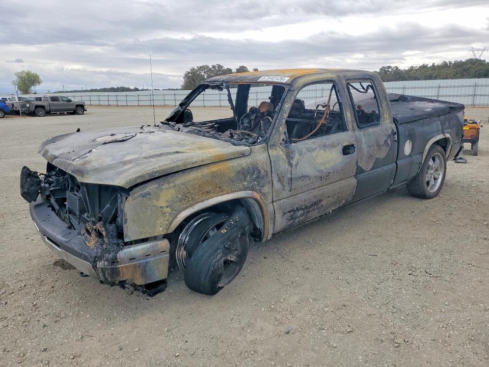 CHEVROLET SILVERADO 2003 with VIN 2GCEC19V531412117 - Photo from auction