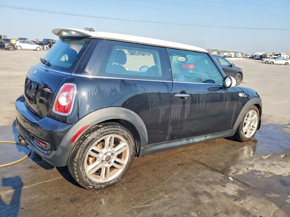 Photo 3 from auction – 2011 MINI COOPER with VIN WMWSV3C5XBTY13928