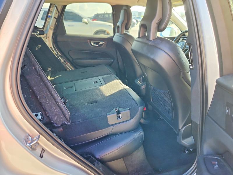 Photo 11 from auction – 2018 VOLVO XC60 with VIN LYV102RK4JB109862
