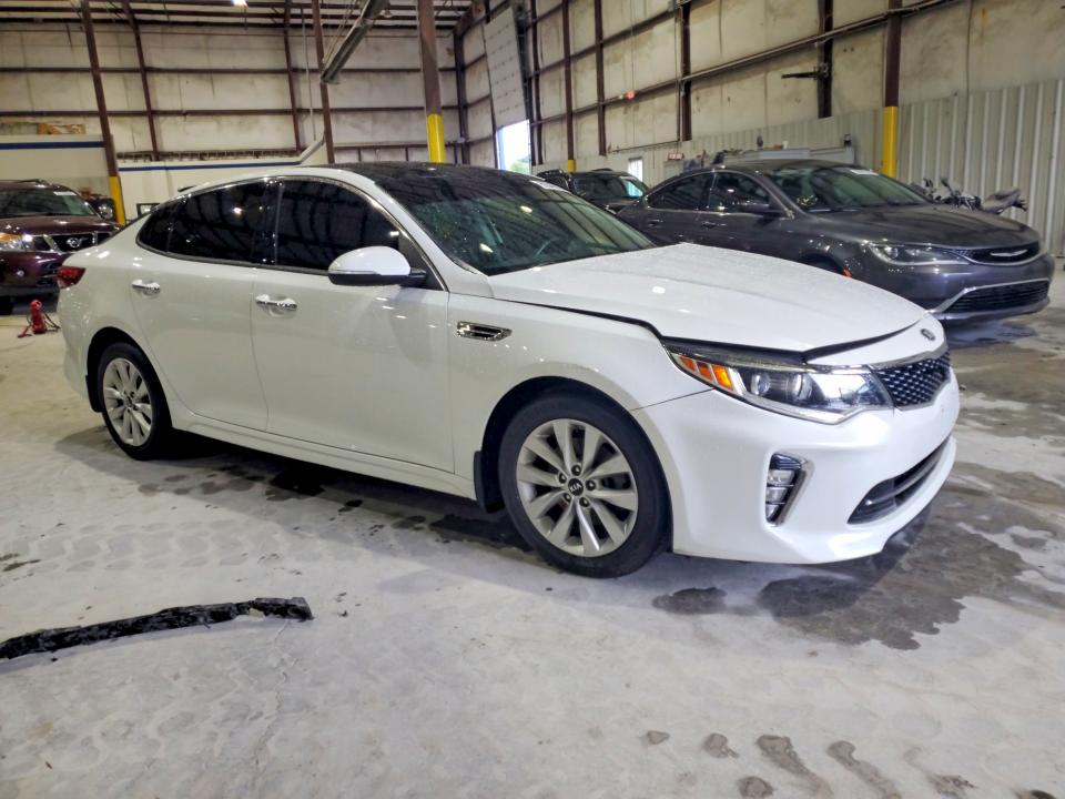 Photo 4 from auction – 2018 KIA OPTIMA with VIN 5XXGT4L31JG242153