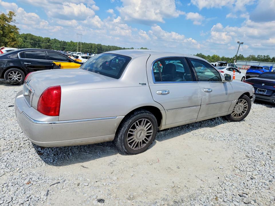 Photo 3 from auction – 2008 LINCOLN TOWN CAR with VIN 2LNHM82V68X659711