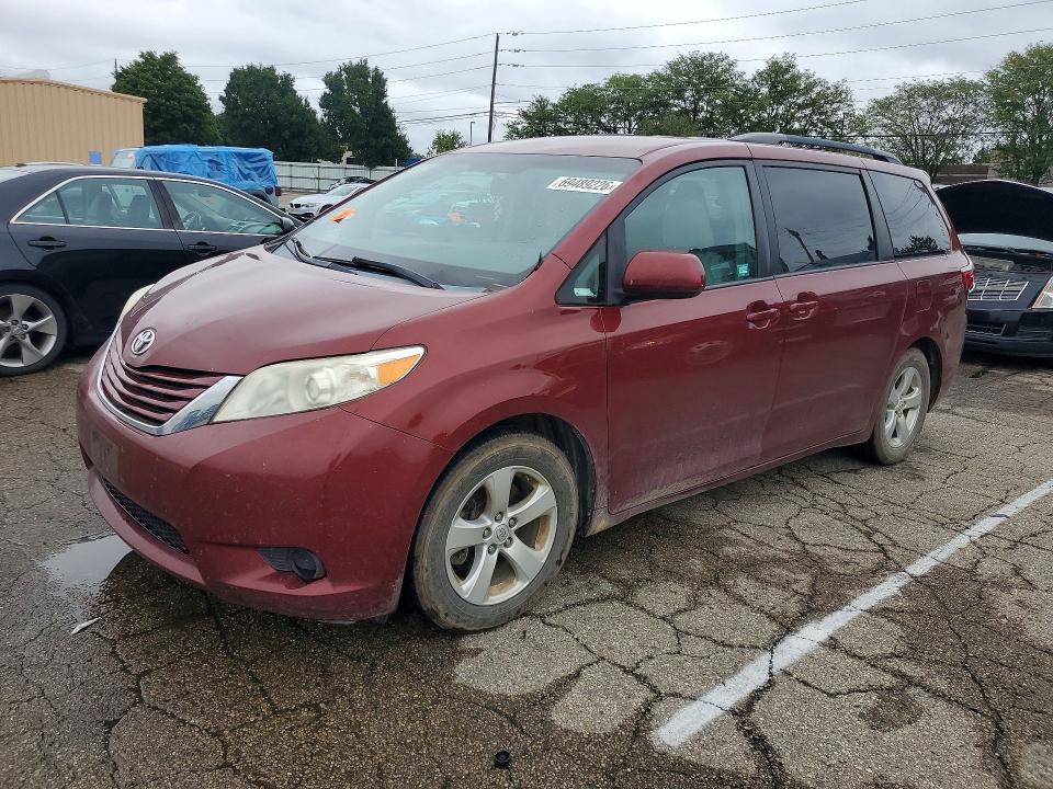 2015 TOYOTA SIENNA - Търг №69489226