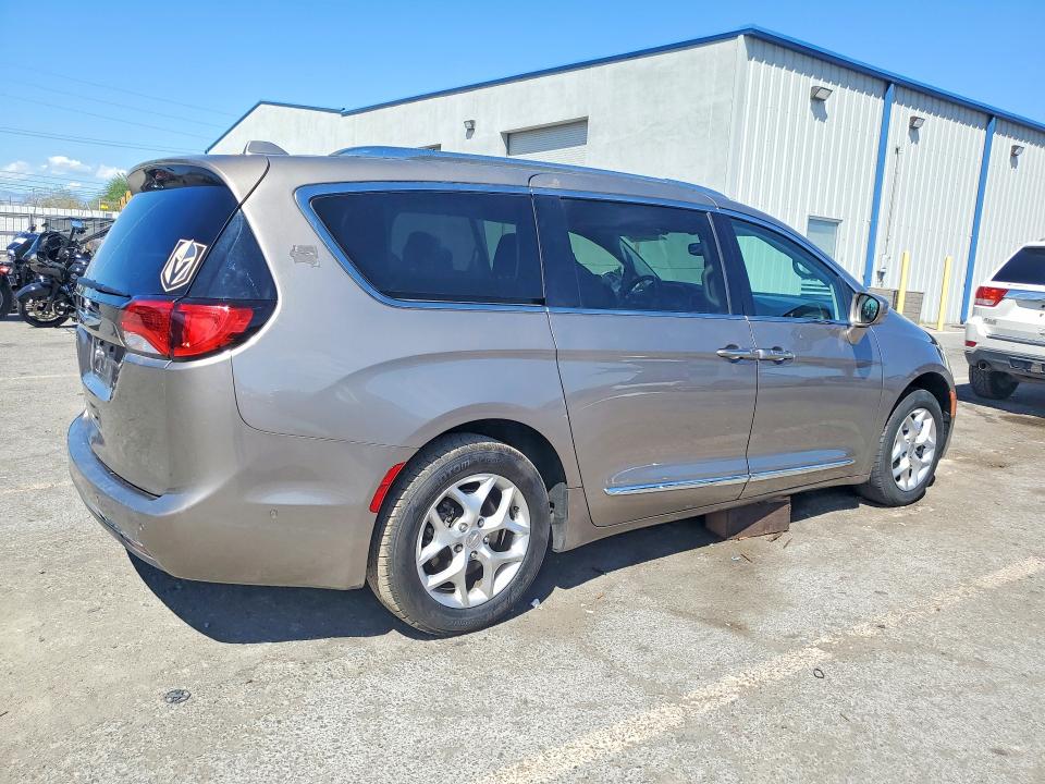 Photo 3 from auction – 2018 CHRYSLER PACIFICA with VIN 2C4RC1EG4JR350426