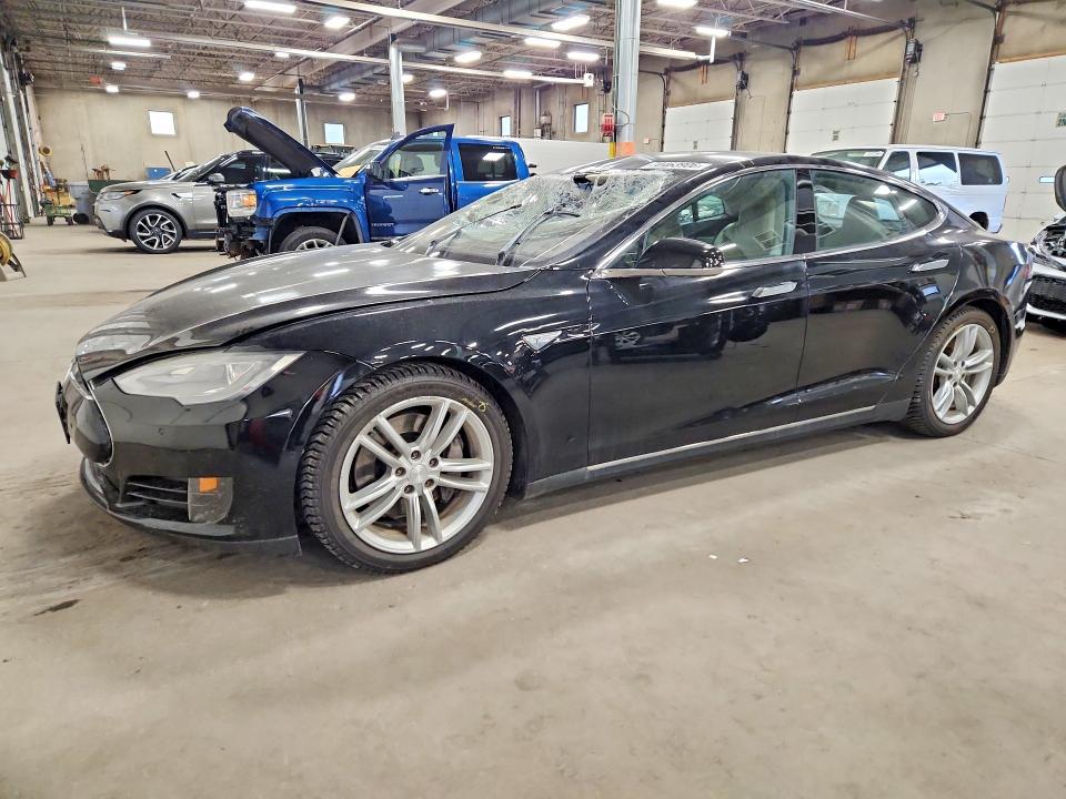 TESLA MODEL S 2015 مع رقم تعريف المركبة 5YJSA1E28FF118670 - صورة من المزاد