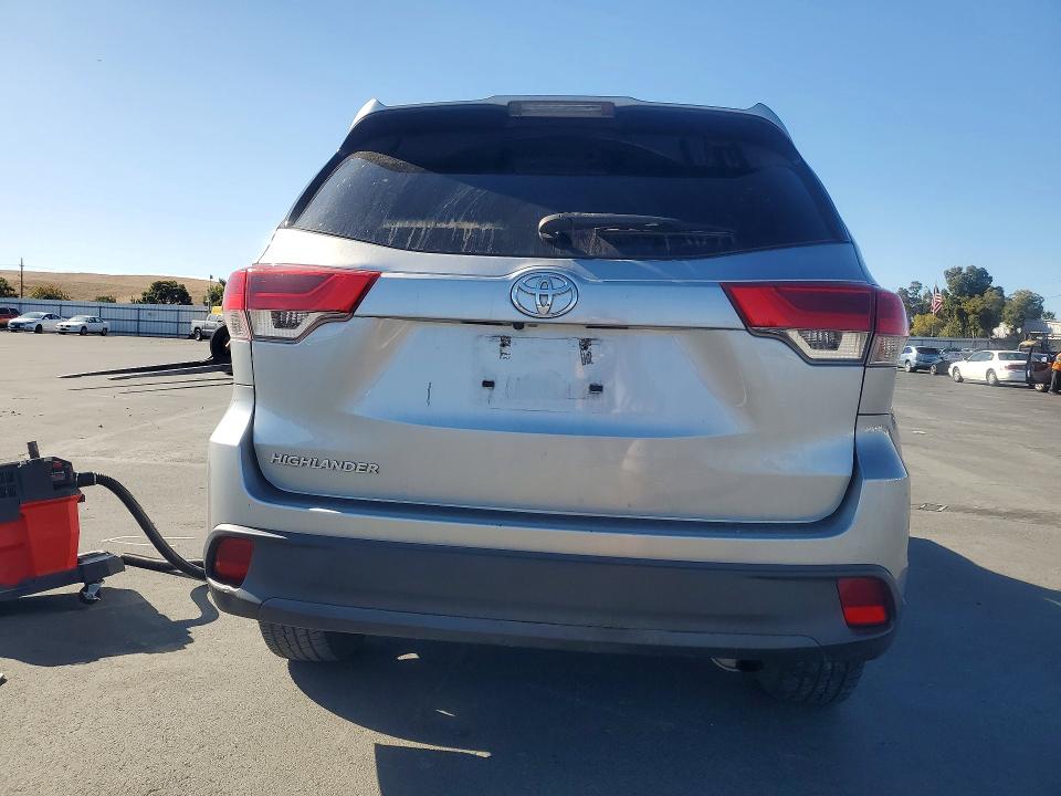 Снимка 6 от търг – 2018 TOYOTA HIGHLANDER с VIN 5TDZZRFH0JS248021