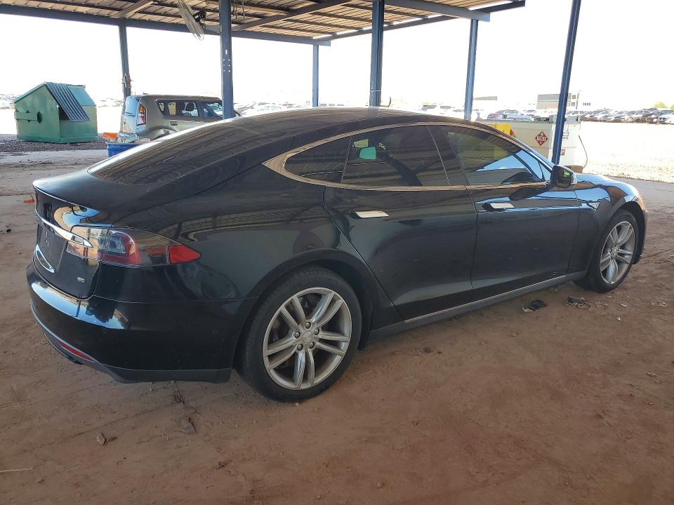 Снимка 3 от търг – 2015 TESLA MODEL S с VIN 5YJSA1H17FF085373
