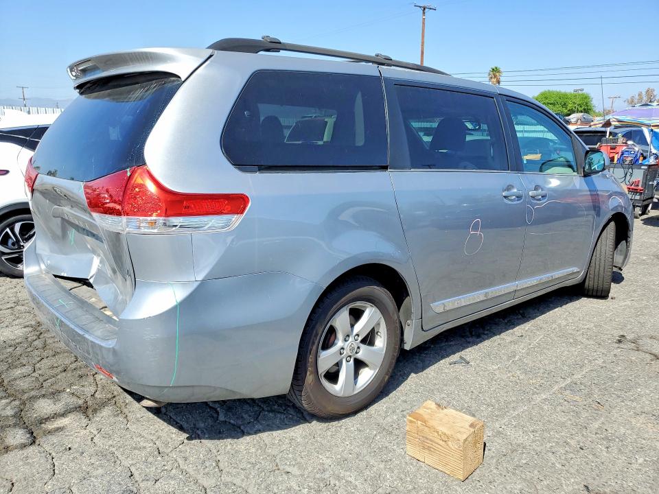 Photo 3 from auction – 2012 TOYOTA SIENNA with VIN 5TDKK3DC4CS251081