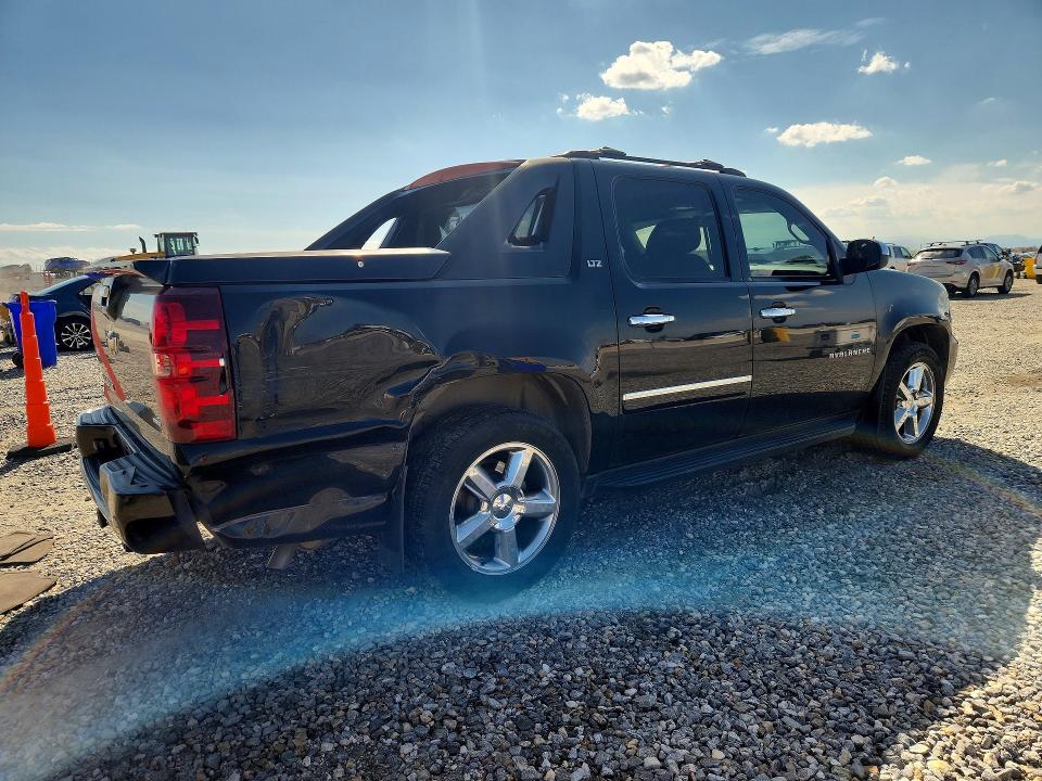 Photo 3 from auction – 2011 CHEVROLET AVALANCHE with VIN 3GNTKGE31BG306472