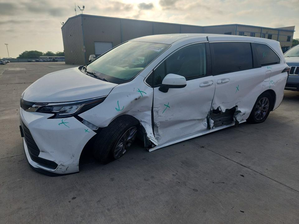 TOYOTA SIENNA 2023 z numerem VIN 5TDKSKFC7PS099178 - Zdjęcie z aukcji
