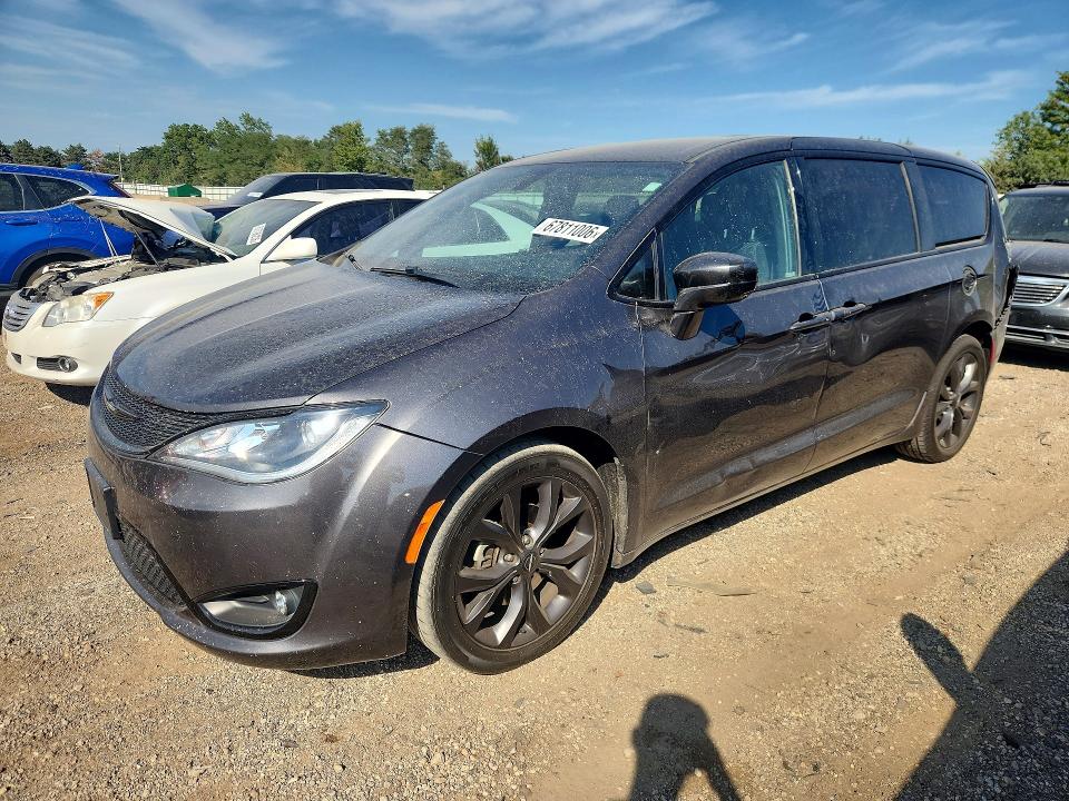 CHRYSLER PACIFICA 2018 with VIN 2C4RC1FG1JR357915 - Photo from auction