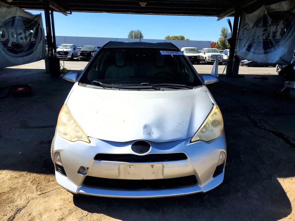 Zdjęcie 5 z aukcji – 2014 TOYOTA PRIUS C z VIN JTDKDTB32E1559461