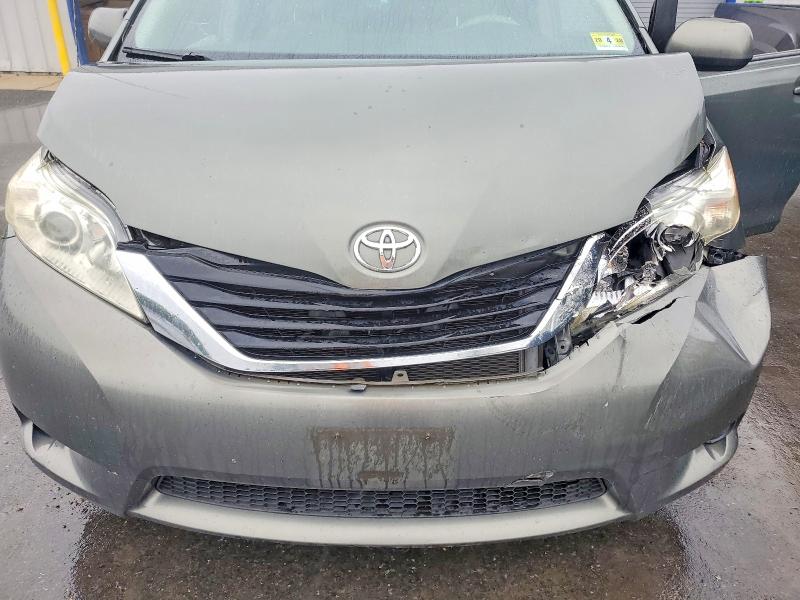 Снимка 12 от търг – 2011 TOYOTA SIENNA с VIN 5TDKK3DC2BS086002