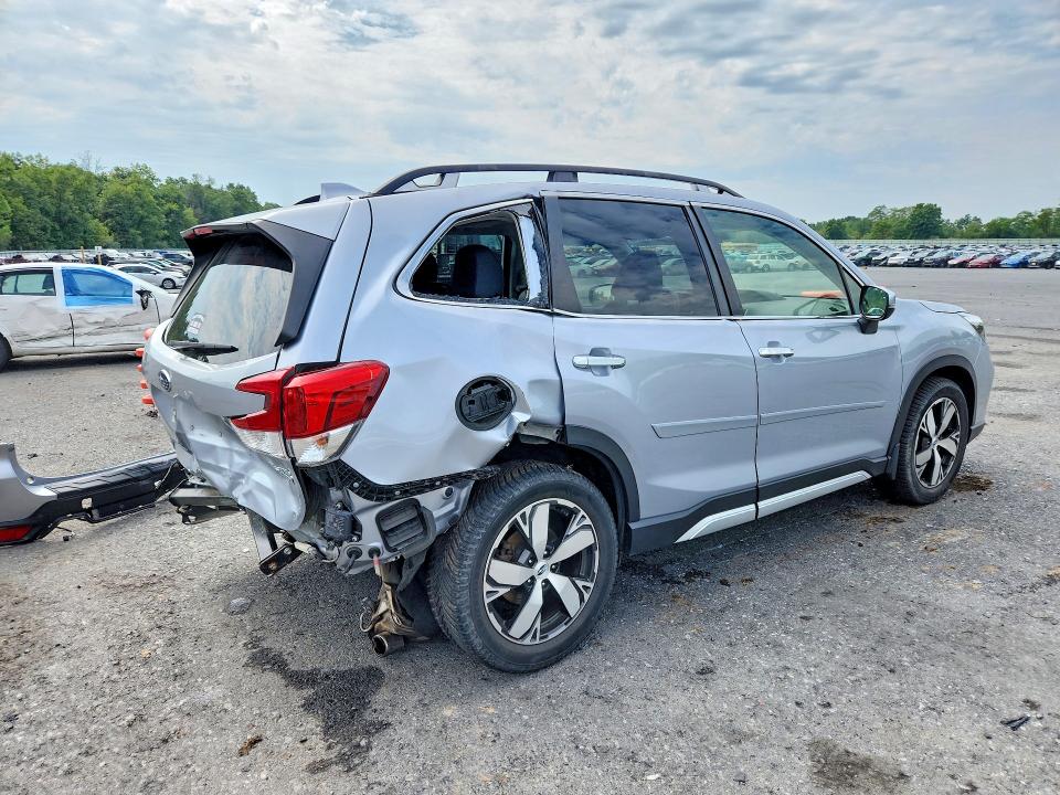 Photo 3 from auction – 2019 SUBARU FORESTER with VIN JF2SKAWC8KH523573